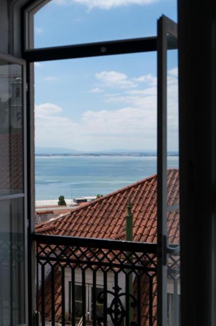 Appartamento Downtown Alfama & Me Lisbona Esterno foto